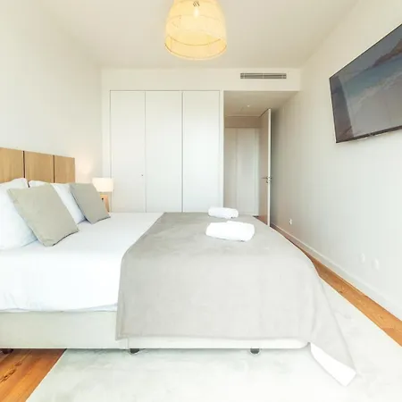 Bayline Algarve - Beachfront, Spa, Lagoon View Apartment Armacao de Pera