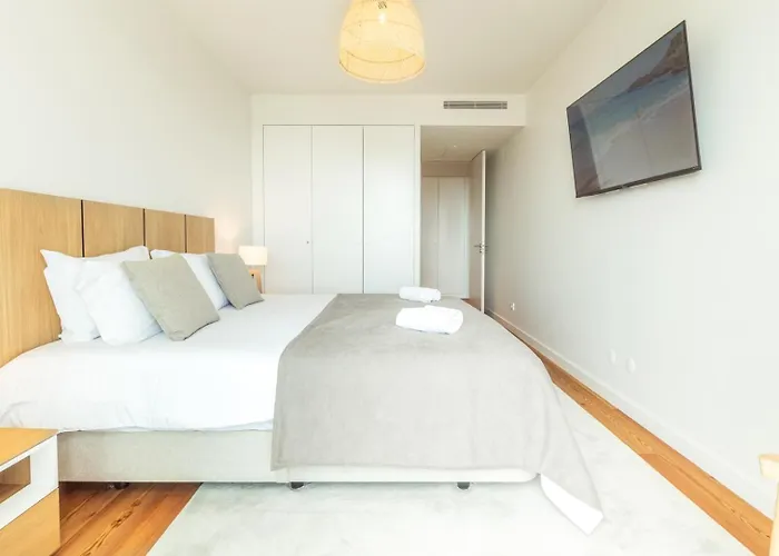 Bayline Algarve - Beachfront, Spa, Lagoon View Apartment Armacao de Pera