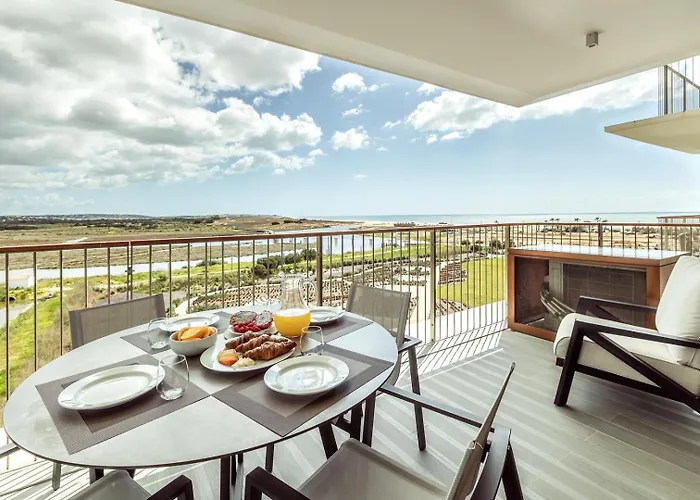 Bayline Algarve - Beachfront, Spa, Lagoon View Apartment Armação de Pêra