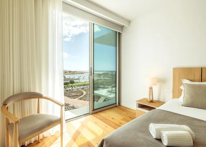 Bayline Algarve - Beachfront, Spa, Lagoon View Apartment Armação de Pêra