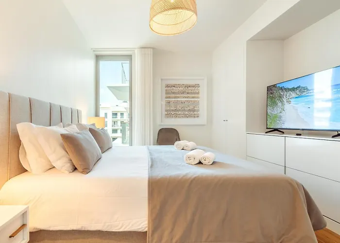 Bayline Algarve - Beachfront, Spa, Lagoon View Armação de Pêra